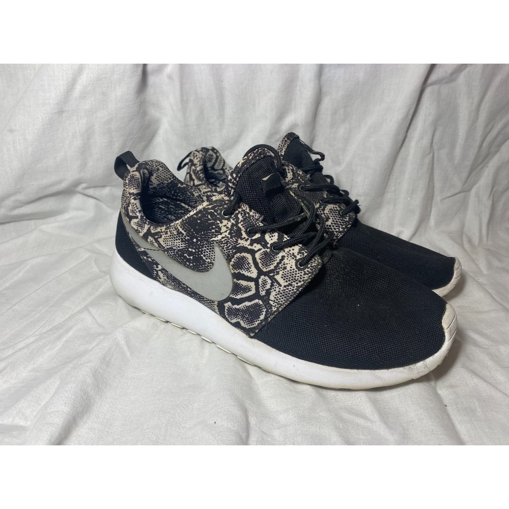 Nike Roshe Run Womens Shoes Sneakers Athletic 599432-003 Black White Size 7.5